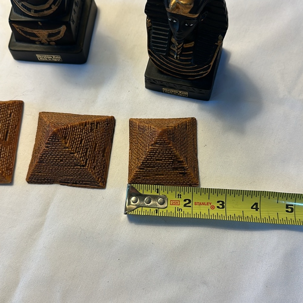 Egyptian Pharaoh Mummy and pyramids - Picture 10 of 16